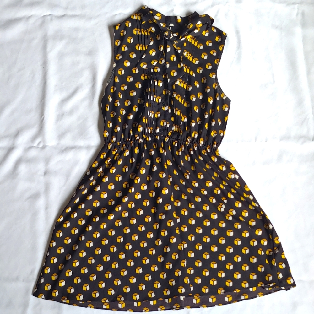 Sleeveless cube print mini dress